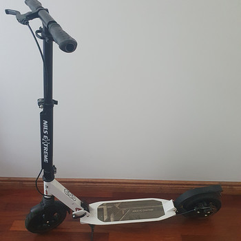 Nils Extreme HM208T — это технологичный городской самокат.
