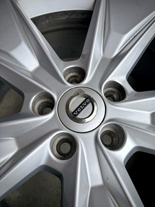 Müüa originaal Volvo 18” valuveljed (5 foto / 6)