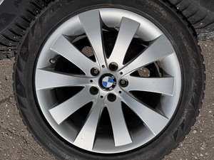18" оригинальные диски BMW style 250 + шипованные шины 235/50/18 (1 фото из 8)
