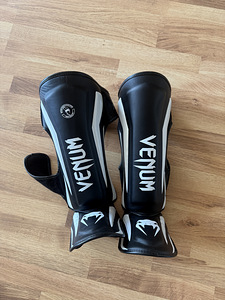 Защита голени для кикбоксинга Venum (2 фото из 2)