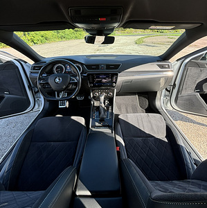 Skoda Superb SportLine (9 foto / 14)