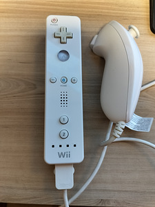 Nintendo Wii remote (1 foto / 3)