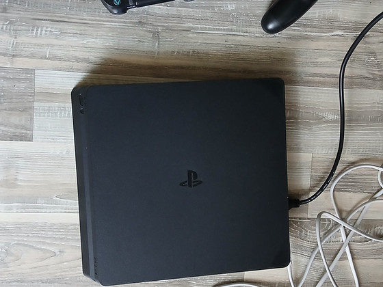 Продам PS4 1TB+ 2 пульта