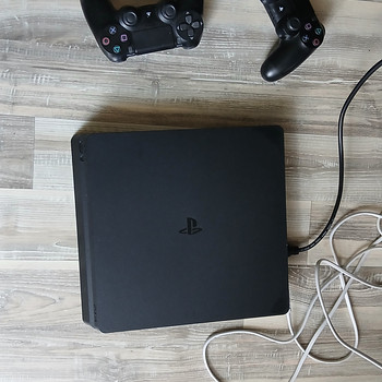 Müüa PS4 1TB+ 2 pulti