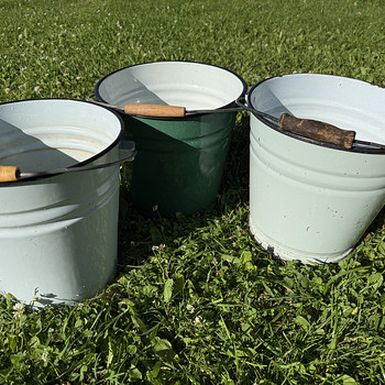 Kolm email ämbrit