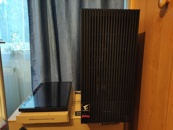 Zalman Z10 DS case with integrated 15.6" IPS LCD display