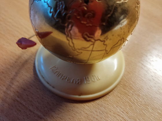Vintage lauasuveniir gloobuse ja raketiga „12. aprill 1961”