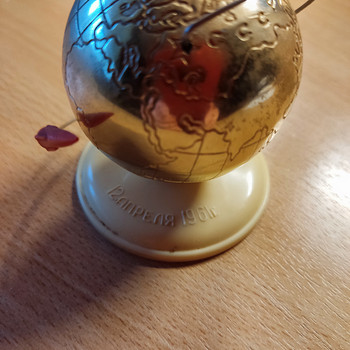 Vintage lauasuveniir gloobuse ja raketiga „12. aprill 1961”