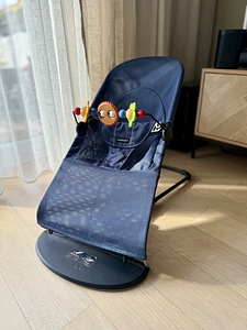 BabyBjörn Bliss lamamistool koos mängukaarega (1 foto / 4)