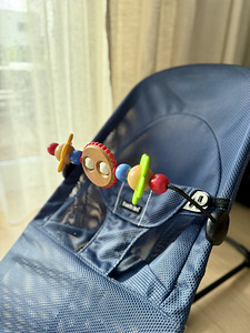 BabyBjörn Bliss lamamistool koos mängukaarega (4 foto / 4)