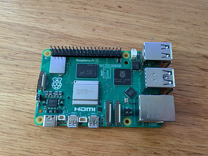 Raspberry Pi 5 (8 GB) + microSDXC (256 GB) (1 foto / 2)