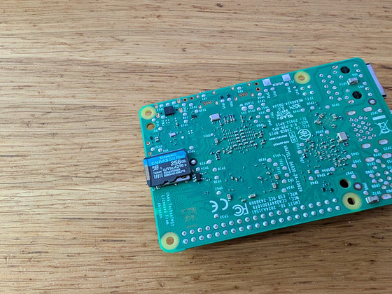 Raspberry Pi 5 (8 GB) + microSDXC (256 GB)