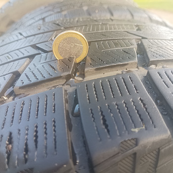 275/35R19