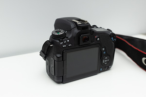Canon EOS 760D peegelkaamera komplekt (2 foto / 6)