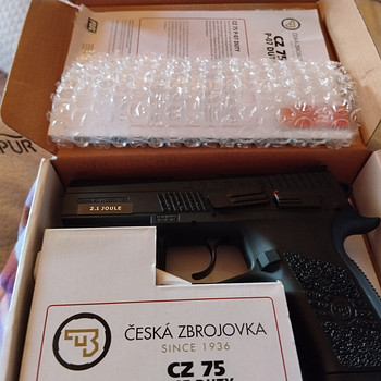 Продаю пневматический пистолет CZ 75 P-07