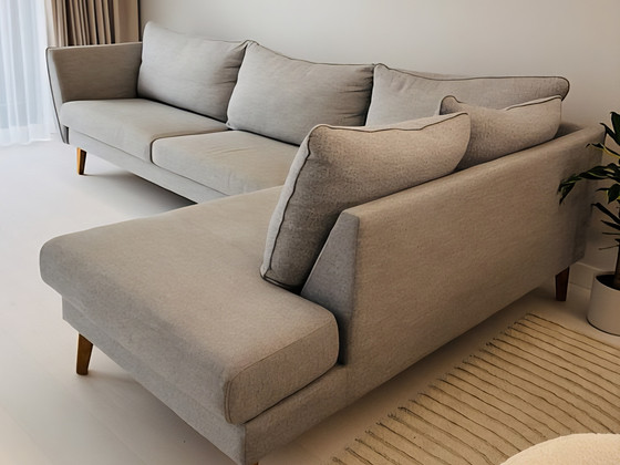 Isku modernne helehall nurgadiivan.