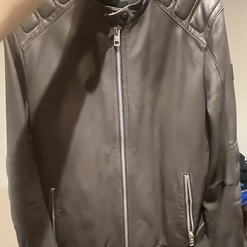 Продаётся стильная кожаная куртка Hugo Boss (в байкерском ст