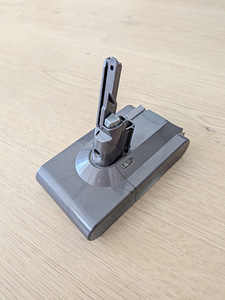 Dyson V8 aku (Tüüp D) - sobib taastamiseks / varuosadeks (2 foto / 2)