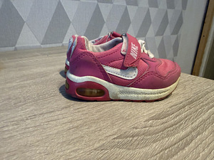 Детские кроссовки Nike (1 фото из 2)