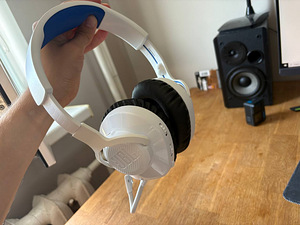 Наушники JBL (3 фото из 3)