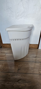 Nurgaga pesukorv, 40l, 38×38cm, kõrgus 55cm. (1 foto / 2)