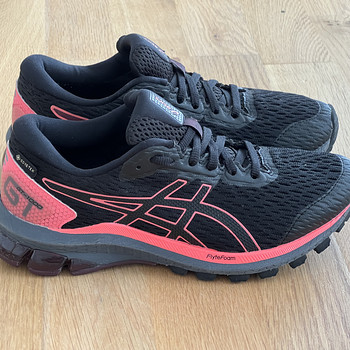 Продаются беговые кроссовки Asics GT-1000 9 GTX.