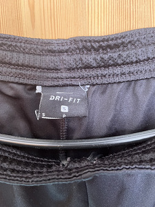 Kolmeosaline Nike’i komplekt sportimiseks (4 foto / 7)