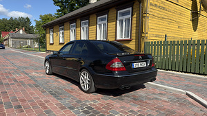 Mercedes-Benz E220 AMG (6 фото из 10)