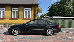 Mercedes-Benz E220 AMG (7 фото из 10)