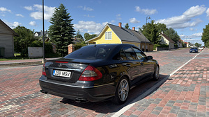 Mercedes-Benz E220 AMG (8 фото из 10)