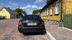 Mercedes-Benz E220 AMG (9 фото из 10)