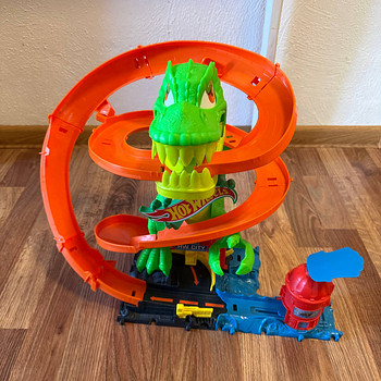 Трасса HotWheels с динозаврами.