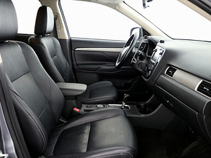 Mitsubishi Outlander Luxury ATM 2.0 110kW (6 foto / 9)