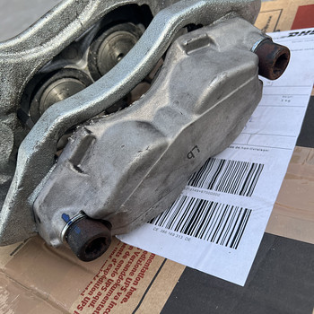 Mercedes-Benz W211 E-320 esimene parem pidurisadul / Support