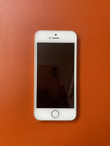 iPhone SE 1st gen (1 foto / 2)