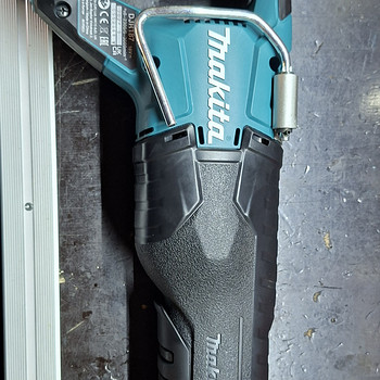 Сабельная пила Makita DJR187