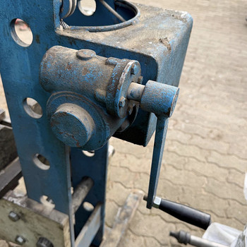 OMCN 157 40-tonnine hüdrauliline press