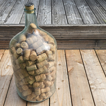 Большая декоративная стеклянная бутылка