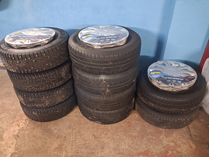 Продам большой комплект резины на дисках (2 фото из 4)