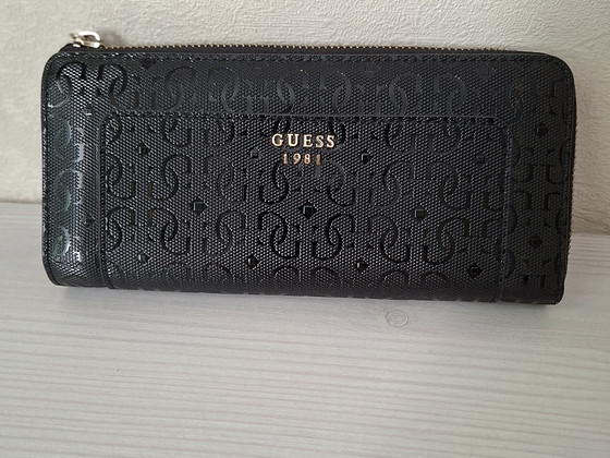 Naiste rahakott, GUESS-i koopia