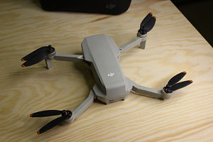 DJI Mini 2 SE Fly More Combo (5 фото из 9)