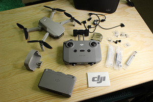 DJI Mini 2 SE Fly More Combo (1 фото из 9)