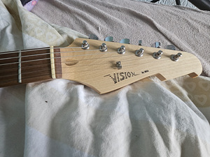 Классическая электрогитара Strat (2 фото из 4)