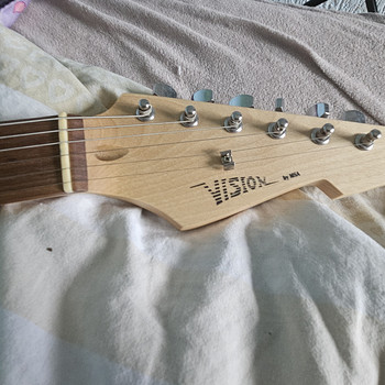 Классическая электрогитара Strat