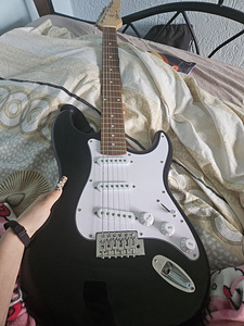 Классическая электрогитара Strat (3 фото из 4)