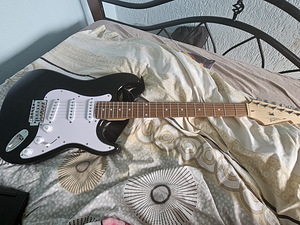 Классическая электрогитара Strat (4 фото из 4)
