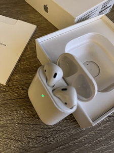 Apple AirPods 2 (3 фото из 3)
