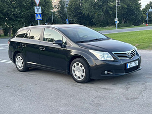 TOYOTA AVENSIS (2 foto / 11)