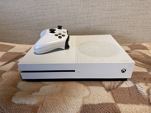 Xbox One S 1 TB (1 foto / 4)