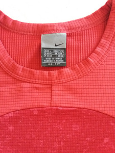 Топ красивого, винного цвета бренда "Nike" M, S. (3 фото из 9)